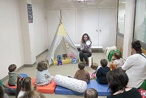 Photo d'une séance de lecture avec enfants et parents assis