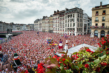 Une marée humaine rouge et blanche déferle sur la place de l'hôtel de ville le jour de l'ouverture des Fêtes.