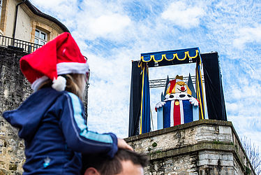 Le roi Léon admire, du haut de son trône, toutes les festivités que propose sa ville.
