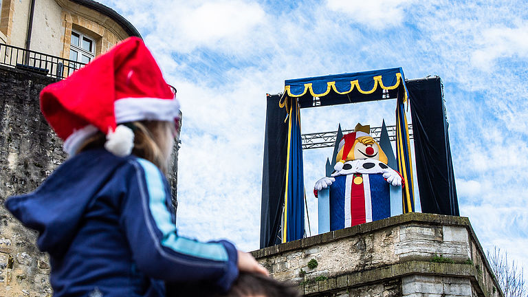 Le roi Léon admire, du haut de son trône, toutes les festivités que propose sa ville.