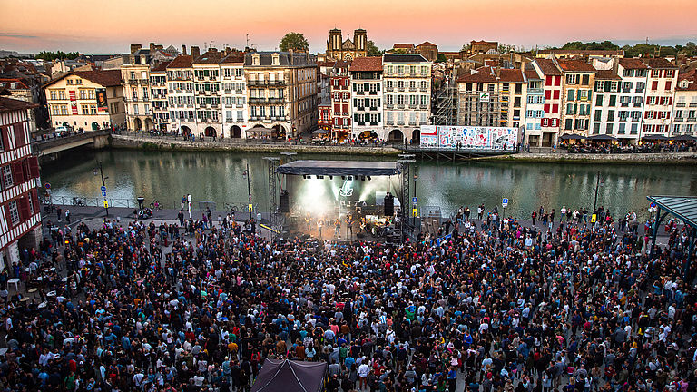 A Bayonne, la Fête de la musique rassemble une foule immense.