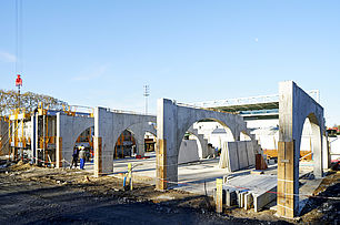 Sous la future tribune d'honneur, les locaux dédiés à la section pelote basque de l’AB omnisports et aux activités scolaires gérées par la Ville seront reconstruits à l’identique - Agrandir l'image (fenêtre modale)