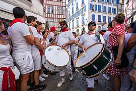 La musique des bandas résonnent dans les rues de la ville durant les cinq jours de fêtes. - Agrandir l'image (fenêtre modale)