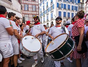 La musique des bandas résonnent dans les rues de la ville durant les cinq jours de fêtes. - Agrandir l'image (fenêtre modale)