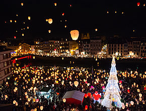 Le lâcher de lanternes, devenu un rendez-vous incontournable de ce mois festif, émerveille petits et grands. - Irudia handitu (modu-leihoa)