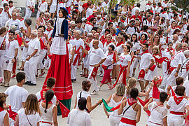 Les Festayres se retrouvent pour participer au traditionnelles danses basques. - Agrandir l'image (fenêtre modale)