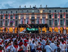 Des concerts sont proposés dans différents quartiers de la ville. - Agrandir l'image (fenêtre modale)