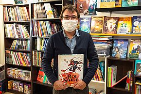 Pendant le confinement, la librairie Gribouille, spécialiste des bandes dessinées, accueille le public pour les remises de commandes