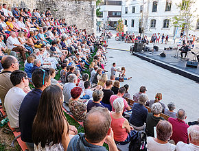 Un public nombreux vient assister aux spectacles de rue proposés lors du Festival Paseo. - Agrandir l'image (fenêtre modale)