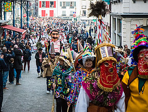 Dès le samedi matin, San Panzart, escorté par les carnavaliers, déambule dans les rues piétonnes de la ville. - Agrandir l'image (fenêtre modale)