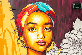 Sur sa fresque «  GARAIPENA  » (développement en basque) de la rue des Lisses, Eva Mena a représenté le visage de Breonna Taylor, jeune femme noire tuée par les services de police aux Etats-Unis sans raison valable. 