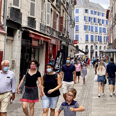 Jusqu'au 30 septembre 2020, le port du masque est obligatoire de 10h à 22h dans certains espaces publics, sauf pour les moins de 11 ans.
