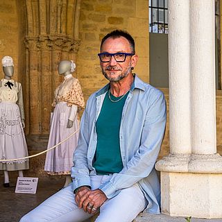 Claude Iruretagoyena, fondateur de la compagnie Maritzuli, ici au Cloître de la cathédrale de Bayonne lors de l'exposition présentée à l'été 2020 "Costumes et mémoires de fil"