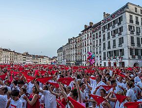 Des milliers de Festayres se rassemblent devant l'Hôtel de Ville pour assister à l'ouverture des Fëtes. - Agrandir l'image (fenêtre modale)