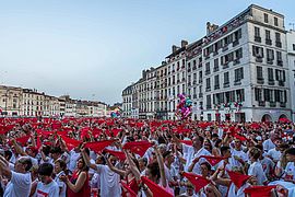 Des milliers de Festayres se rassemblent devant l'Hôtel de Ville pour assister à l'ouverture des Fëtes.