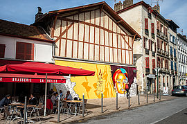 L'artiste Eva Mena a réalisé une fresque sur un M.U.R. évolutif, rue des Lisses. - Agrandir l'image (fenêtre modale)