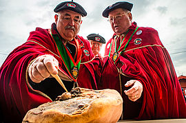 Les membres du consortium du Jambon de Bayonne contrôlent la qualité des jambons de Bayonne. - Agrandir l'image (fenêtre modale)