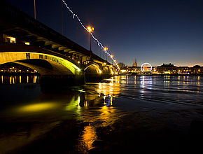 Le pont Saint-Esprit illuminé - Agrandir l'image (fenêtre modale)
