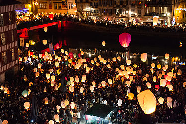Le lâcher de lanternes, devenu un rendez-vous incontournable de ce mois festif, émerveille petits et grands.
