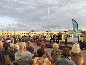 Un public nombreux vient assister aux spectacles de rue proposés lors du Festival Paseo. - Irudia handitu (modu-leihoa)