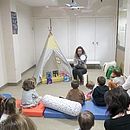 Photo d'une séance de lecture avec enfants et parents assis