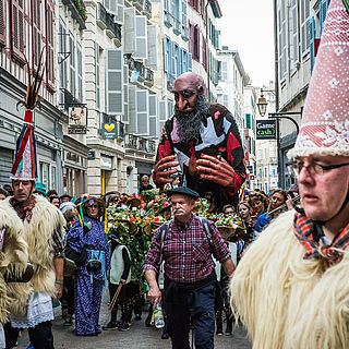 Iñaki Serrada, acteur du carnaval bayonnais. Ici au centre, devant un géant d'Orai Bat.