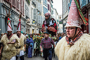 Iñaki Serrada, acteur du carnaval bayonnais. Ici au centre, devant un géant d'Orai Bat.