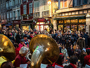 Ambiance festive et musicale dans les rues de Bayonne durant le mois de décembre. - Agrandir l'image (fenêtre modale)