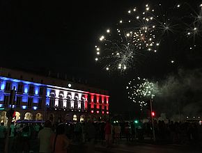 Le feu d'artifice du 14 juillet est tiré d’une barge sur l’Adour, entre l’Hôtel de Ville et le DIDAM. - Irudia handitu (modu-leihoa)