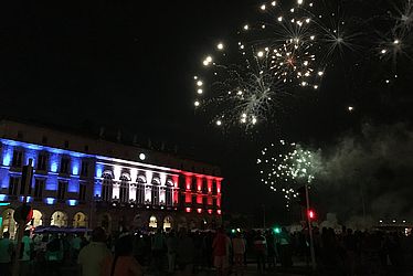 Le feu d'artifice du 14 juillet est tiré d’une barge sur l’Adour, entre l’Hôtel de Ville et le DIDAM.