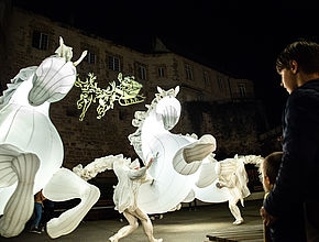 Animazio franko bada abendu osoan Eguberriren ospatzeko, hala nola argi ikusgarria. - Irudia handitu (modu-leihoa)