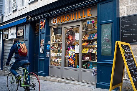 Située 11 rue Poissonnerie, la librairie Gribouille est ouverte pour le retrait des commandes effectuées sur le site librairies-nouvelleaquitaine.com - Agrandir l'image (fenêtre modale)