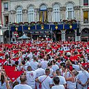 Des milliers de Festayres se rassemblent devant l'Hôtel de Ville pour assister à l'ouverture des Fëtes.